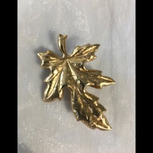 Vintage gold‎ colored oak leaf brooch